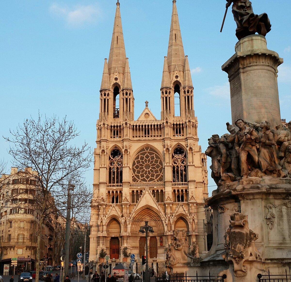 교회 정면 파사드